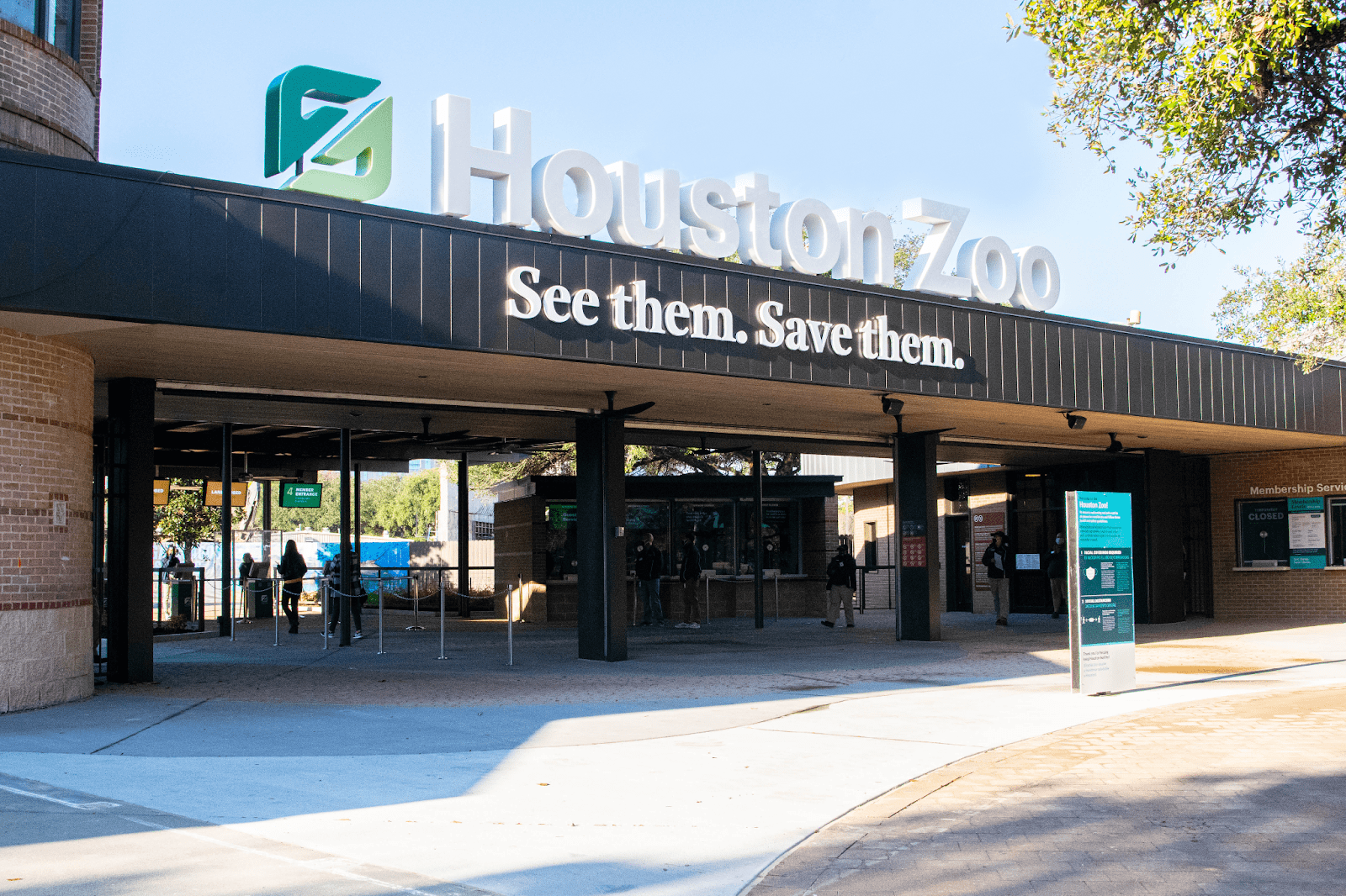 The entrance to the Houston Zoo at dusk.